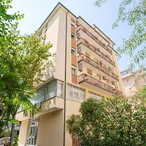 https://hotel-beverly-lido-di-savio.emilia-romagnahotels.net